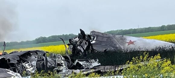 Zniszczony rosyjski samolot w polu