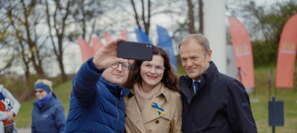Tusk i Dulkiewicz robią sobie selfie