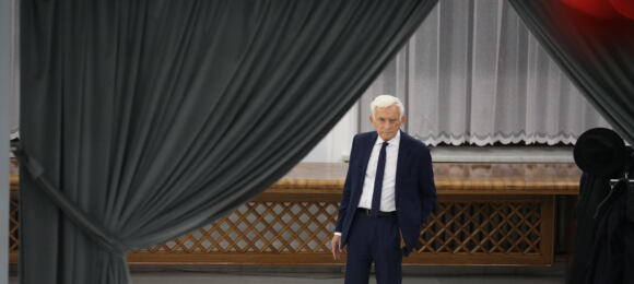 Jerzy Buzek na korytarzu sejmowym