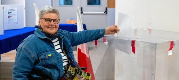 Janina Ochojska na wózku inwalidzkim wrzuca głos do urny, wybory samorządowe