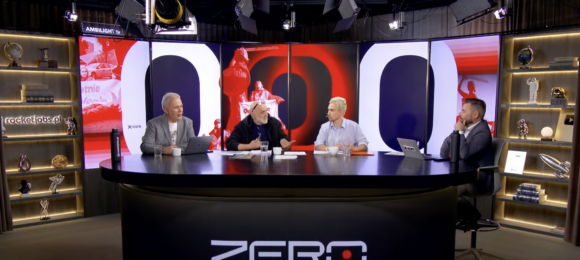 czterej mężczyźni rozmawiają w studiu Kanału Zero
