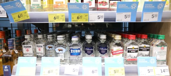 Alkohole na półce w sklepie