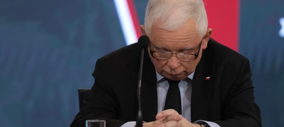 Jarosław Kaczyński siedzi ze spuszczoną głową