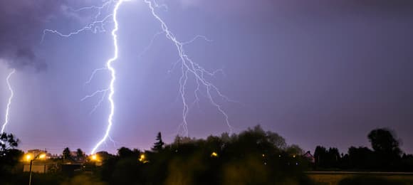 IMGW ostrzega: burze, ulewy i grad nad środkową i południową Polską