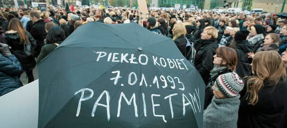 24.10.2016 Poznan . Plac Adama Mickiewicza . Czarny Protest Runda II . Manifestacja przeciwko planom zaostrzenia ustawy aborcyjnej . Fot. Lukasz Cynalewski / Agencja Wyborcza.pl