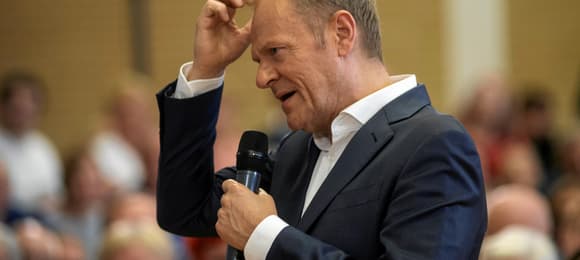 Donald Tusk podczas wiecu drapie się po głowie