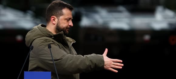 Prezydent Ukrainy stoi z wyciągnięta ręką
