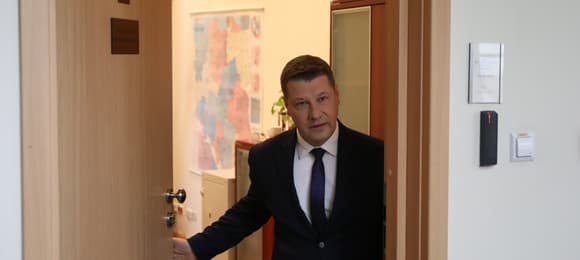 Mężczyzna wygląda przez otwarte drzwi