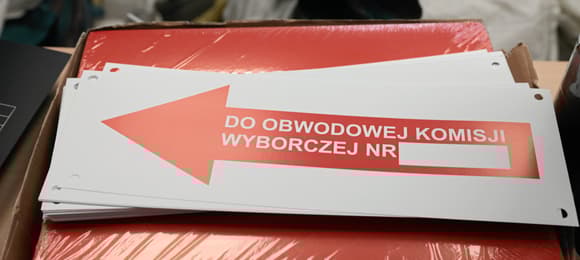 Tablica z czerwoną strzałką i napisem