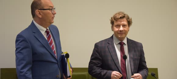 Dwóch mężczyzn w garniturach, jeden łysy