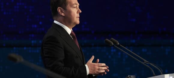 Mężczyzna przemawia do mikrofonu