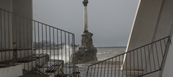 Zniszczona infrastruktura na brzegu Morza Czarnego w okupowanym przez Rosję Sewastopolu