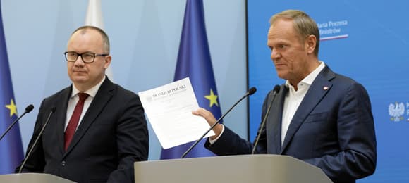 Minister Adam Bodnar i premier Donald Tusk stoją za mówinicami na konferencji prasowej