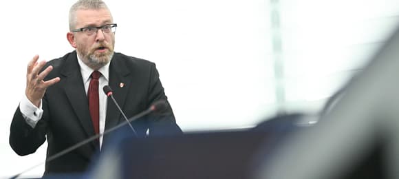Europoseł skrajnej prawicy Grzegorz Braun podczas debaty w Parlamencie Europejskim na temat powodzi w Europie, 18 września 2024.
