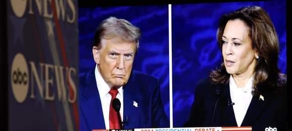 Dona;d Trump i Kamala Harris na ekranie podczas debaty w telewizji ABC