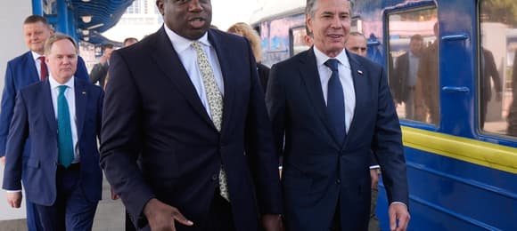 Anthony Blinken i David Lammy na dworcu kolejowym w Kijowie