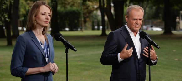 Donald Tusk i Agnieszka Dziemianowicz-Bąk podczas konferencji prasowej