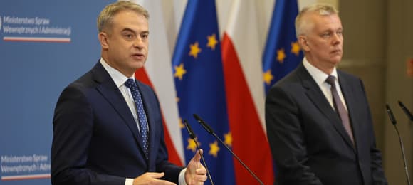 09.09.2024 Warszawa, ulica Batorego 5. Ministerstwo Spraw Wewnętrznych i Administracji. Szef MSWiA Tomasz Siemoniak (po prawej) oraz wicepremier, minister cyfryzacji Krzysztof Gawkowski (po lewej) podczas konferencji prasowej na tematy związane z cyberbezpieczeństwem.