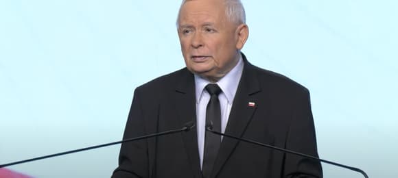 na zdjęciu jarosław kaczyński przemawiający podczas konferencji prasowej