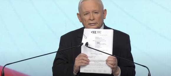 Jarosław Kaczyński prezentuje skargę na decyzję PKW