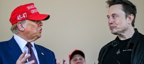Męczyzna w czerwonej czapce i meżczyzna w blizie: Trump i Musk