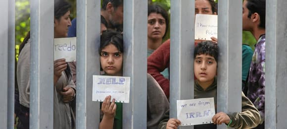 Największy straszak europejskiej prawicy, pakt migracyjny, wchodzi w życie. Co zmienią nowe przepisy?