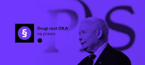 Ilustracja przedstawia starszego mężczyznę (Jarosław Kaczyński) na tle logo PiS, na fioletowym te