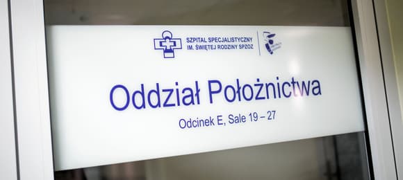 napis na drzwiach : oddział położnictrwa