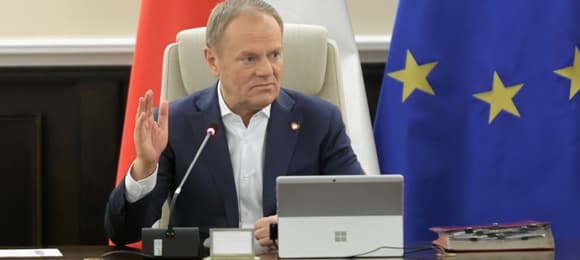 Donald Tusk przed tabletem podczas posiedzenia rządu