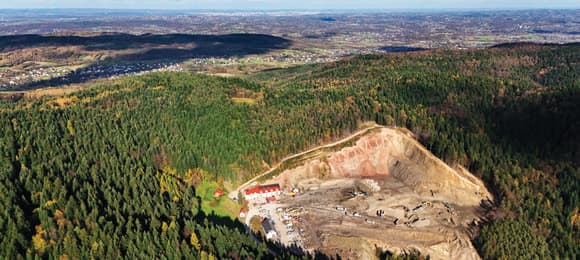 kamieniołom w Bysinie, wyrwa w leśnym terenie na zboczu góry Dalin, wokół zielone drzewa