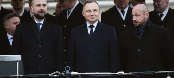 Władysław Kosiniak-Kamysz, Andrzej Duda i Jacek Siewiera w czarnych płaszczach.