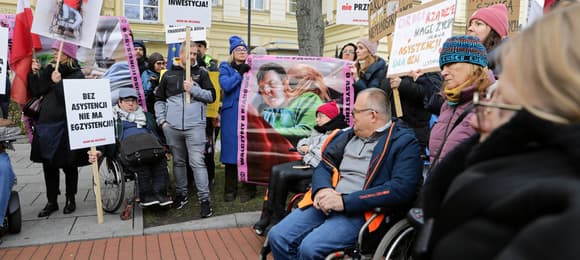 03.12.2024 Warszawa , al Ujazdowskie pod KPRM . Protest osob z niepelnosprawnosciami , osob OzN , opiekunowie , aktorki serialu 