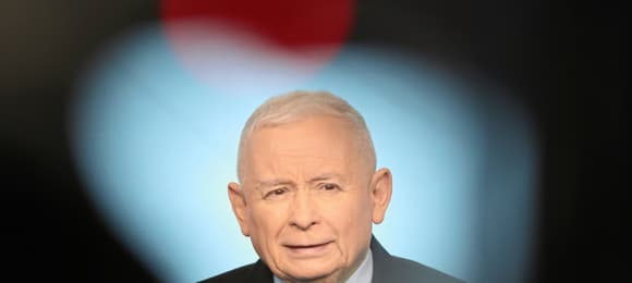 Starszy mężczyzna w „aureoli” ze świateł scenicznych. Jarosław Kaczyński