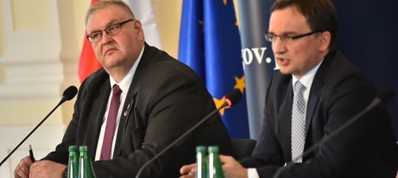 Bogdan Święczkowski i Zbigniew Ziobro siedzą obok siebie na konferencji prasowej