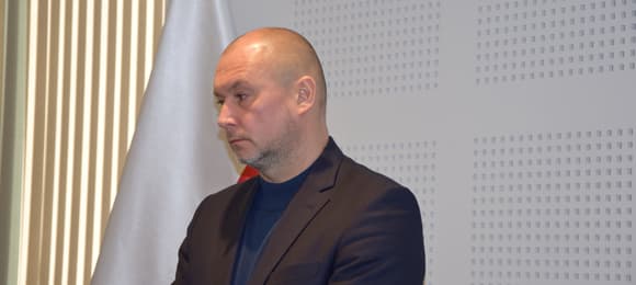 Męzczyna w ciemnej bluzie i marynarce