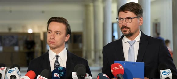 Krzysztof Bosak i Grzegorz Płaczek z Konfederacji podczas konferencji prasowej w Sejmie