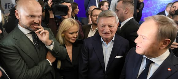 10.02.2025 Warszawa , ulica Ksiazeca 4 , Gielda Papierow Wartosciowych . Premier Donald Tusk (p) i przedsiebiorca , wlasciciell InPost Rafal Brzoska (l) podczas wydarzenia  Polska . Rok przelomu  .Fot. Robert Kowalewski / Agencja Wyborcza.pl