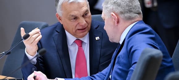 Premier Węgier Viktor Orban (z czerwonym krawatem) i premier Słowacji Robert Fico rozmawiają w przerwie obrad szczytu UE 20 marca 2025 w Brukseli.