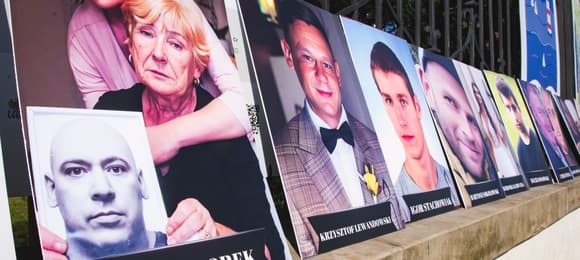 Portrety zmarłych stojące na ogrodzeniu