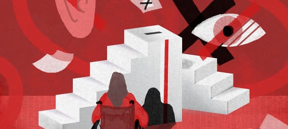 Biało-czerwona grafika: Dziewczyna siedząca na wózku przed urną wyborczą, która znajduje się na szczycie białych schodów. Na czerwonym tle wirują rozsypane karty wyborcze, a pomiędzy nimi widać symboliczne przekreślone ucho i oko, duży czarny X i czerwone serpentyny.