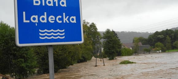 15.09.2024 Ladek-Zdroj . Rzeka Biala Ladecka zalewa Ladek Zdroj , Powiat Klodzki . Woda wdarla sie do centrum miastaFot . Tomasz Pietrzyk / Agencja Wyborcza.pl