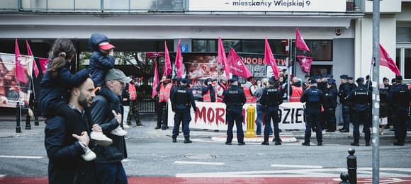 Ojciec i 18-letni syn z zarzutami za oblanie kwasem przychodni aborcyjnej AboTak