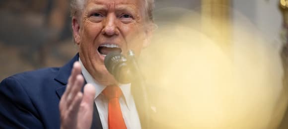 Donald Trump i żółta kula światła uchwycona w obiektywie aparatu.
