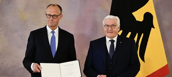 Friedrich Merz (L) otrzymuje akt mianowania na kanclerza Niemiec od prezydenta Franka-Waltera Steinmeiera. Uroczystość odbyła się w Pałacu Prezydenckim Bellevue w Berlinie 6 maja 2025 r.