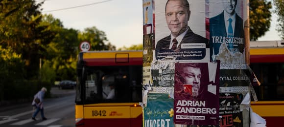 Słup z plakatami wyborczymi. Jest plakat Karol Nawrockiego, Rafała Trzaskowskiego i Adriana Zandberga