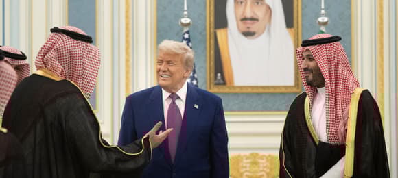 Donald Trump z dwoma mężczyznami w turbanach (jeden z nich to saudyjski książe Muhammad bin Salman)