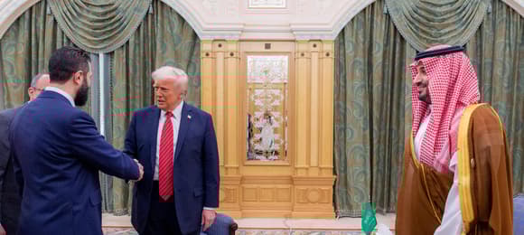 Donald Trump ściska dłoń Ahmada asz-Szar'y w obecności następny saudyjskiego tronu
