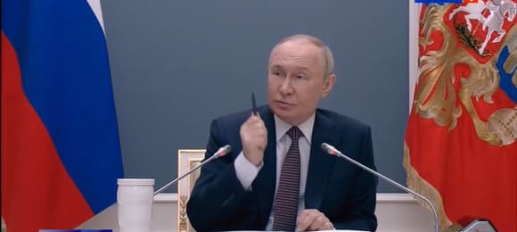 Putin gestykuluje z długopisem w dłoni