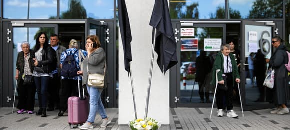 czarne flagi przed wejściem do Szpitala Uniwersyteckiego w Krakowie