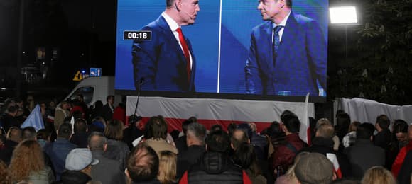 12.05.2025 Warszawa . ul . Woronicza 17 . Kandydaci w wyborach prezydenckich Karol Nawrocki (l), Rafal Trzaskowski (p) podczas debaty prezydenckiej . W siedzibie Telewizji Polskiej odbywa sie przedwyborcza debata kandydatow na prezydenta RP, transmitowana przez trzy ogolnopolskie stacje TVP , TVN i Polsat . Fot . Kuba Atys / Agencja Wyborcza.pl